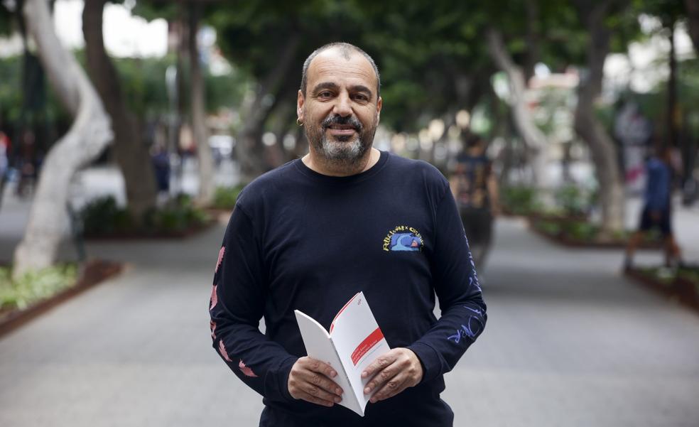 «El poeta del siglo XXI tiene que ser carroñero»