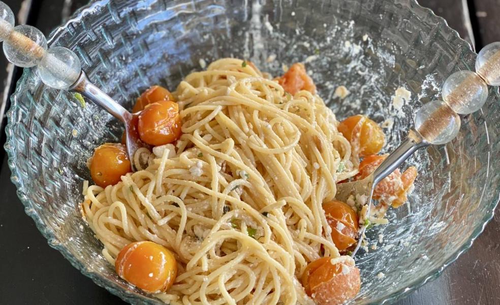 Espaguetis con cherrys, queso feta y albahaca