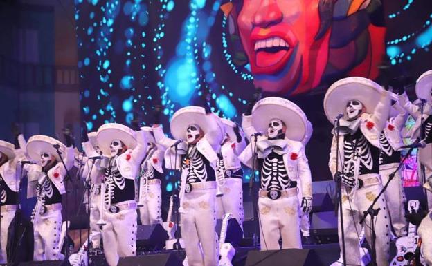 Susto en la cita murguera de Arrecife, al caer parte de la grada