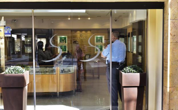 Castilla rechaza el sistema 'tax free' de Canarias y confía en poder cambiarlo tras las elecciones