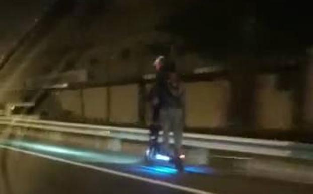 En patineta por la autovía: «A ochenta por la pista, hermano»