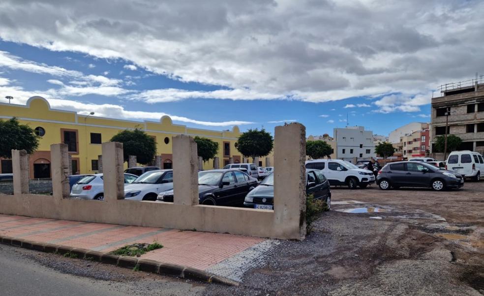 El Calero Bajo todavía espera su plaza del Progreso sobre el aparcamiento-vertedero