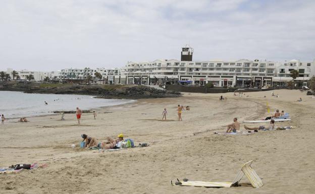 Un hombre, crítico tras ser rescatado del mar en Lanzarote