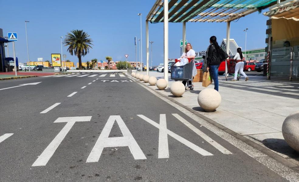 La alcaldesa de Telde mediará para que los taxistas vuelvan a llenar las paradas de la ciudad