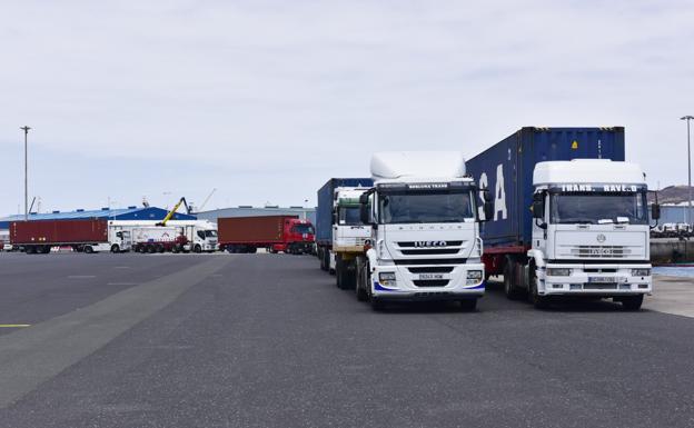 Los transportistas canarios pararán a partir del lunes 27 para exigir la exención al tacógrafo