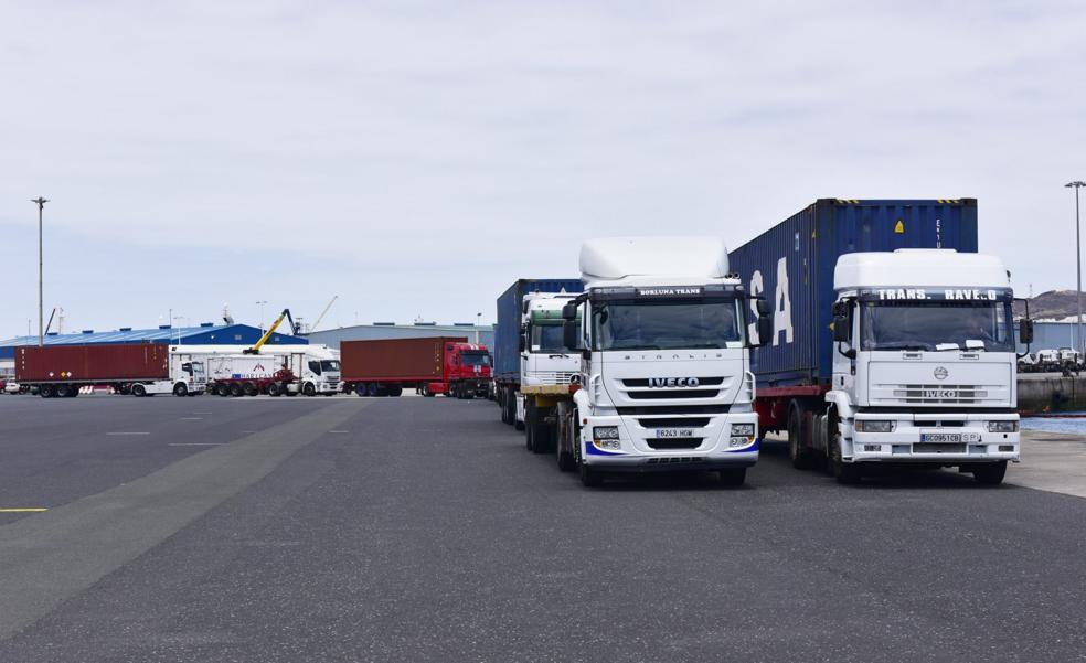 Los transportistas canarios pararán a partir del lunes 27 para exigir la exención al tacógrafo