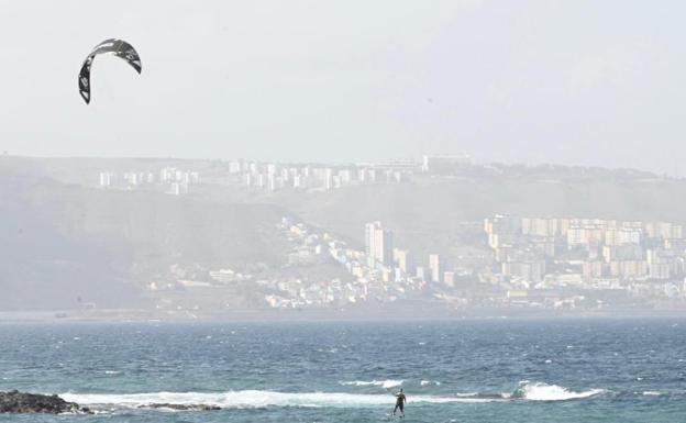 La calima estará presente en todas las islas este martes