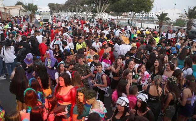 Divertido desfile carnavalero en Arrecife