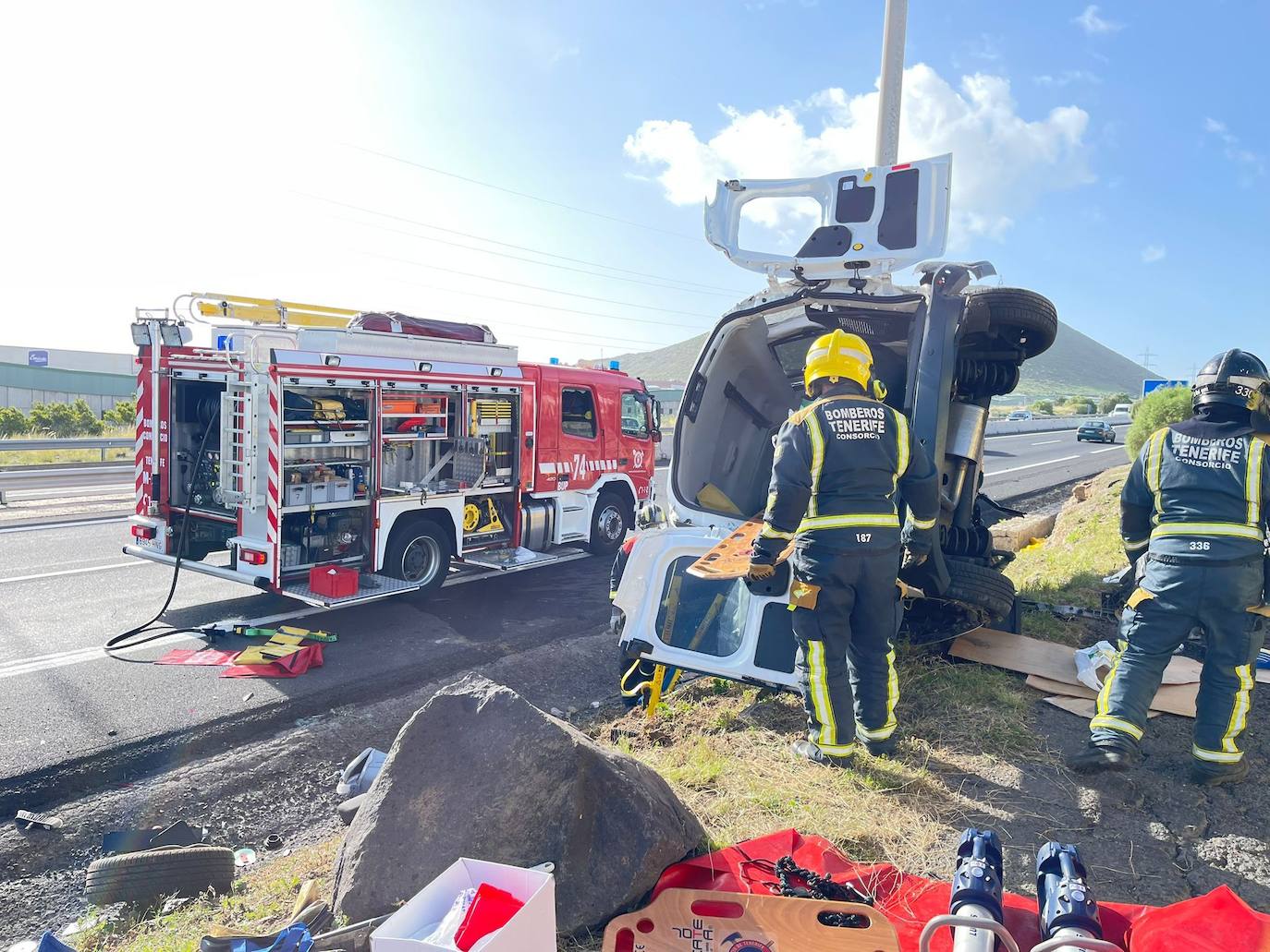 Liberan a una mujer herida tras volcar su vehículo en Tenerife
