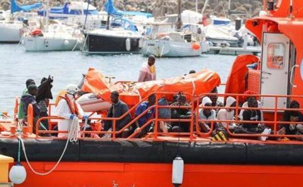 Rescatan a 53 migrantes, entre ellos dos menores, de una patera en Fuerteventura