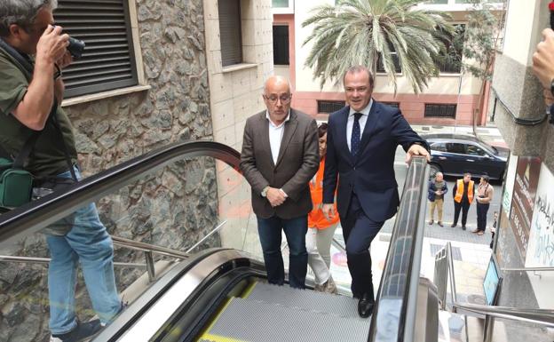 Las escaleras mecánicas de San Nicolás vuelven a funcionar tras 12 años paradas 