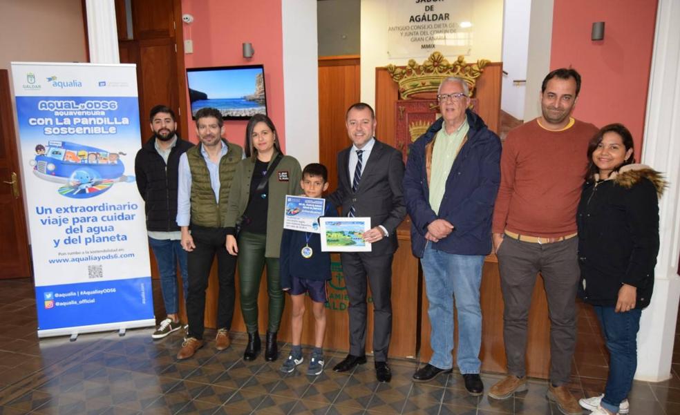 Gáldar entrega a un joven del municipio un premio nacional del Concurso Digital Infantil de Aqualia