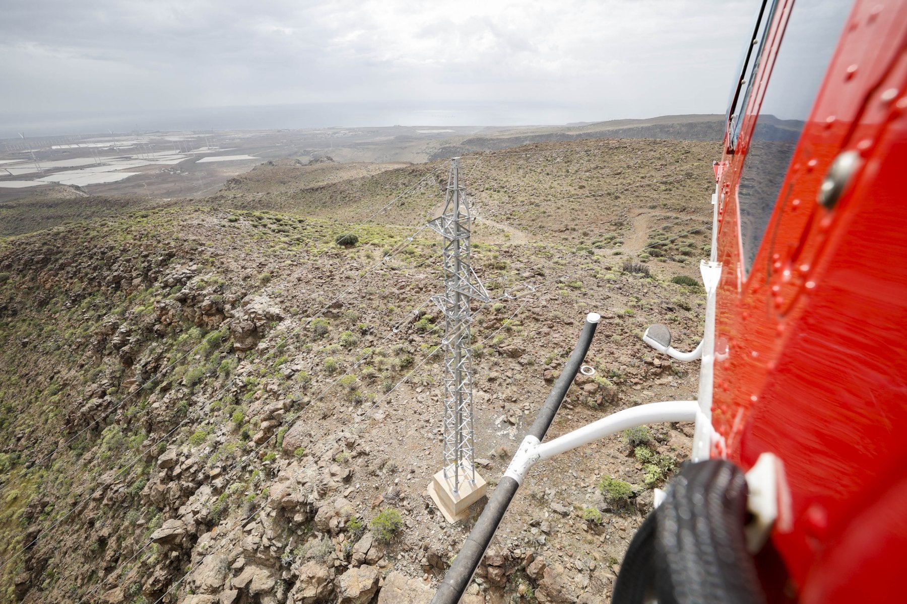 Un gran hermano con hélices para los cables de la electricidad