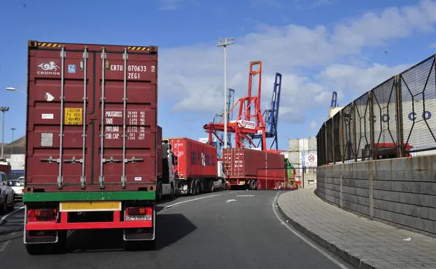 La salida de la carga del puerto crece un 20% para aligerar el muelle de cara a la huelga del transporte