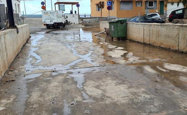 Los vecinos denuncian vertidos en el barranco de El Agujero