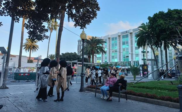 Nervios, pelucas y mucha ilusión por conocer a la nueva reina