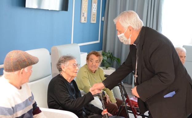 El Obispo de Tenerife visita la nueva residencia Clece Vitam Vía Ronda en La Laguna