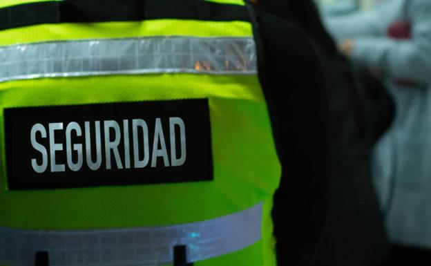 Agrede y amenaza al personal de seguridad de un centro de salud