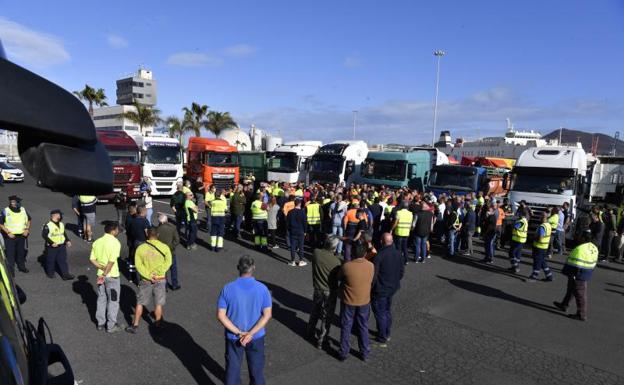 Torres se reunirá con los empresarios del transporte con la huelga ya en marcha