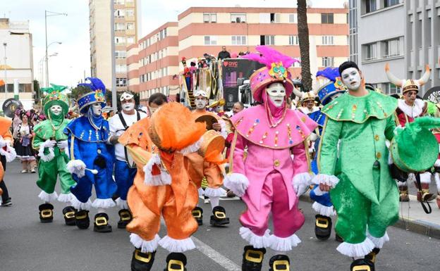 Los grupos de carnaval desfilan por la capital grancanaria