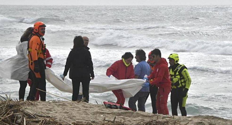 El mar devuelve nuevos cadáveres en Calabria; se elevan a 62 migrantes los muertos por el naufragio