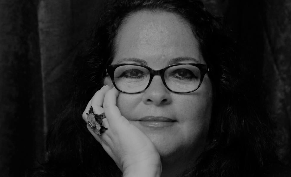Josefa Molina presenta este viernes en Gáldar su libro de relatos 'Gris oscuro tirando a negro'