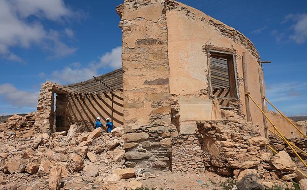 Tres obreros y puntales de hierro confirman el freno a la caída del taro de Teguerey