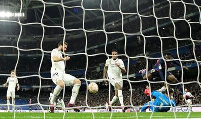 El Barça da el primer golpe en el Bernabéu