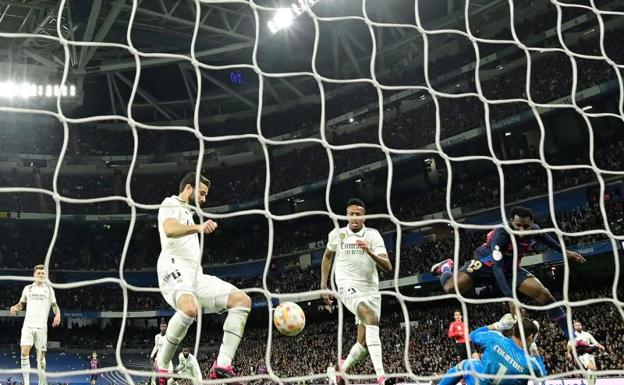 El Barça da el primer golpe en el Bernabéu