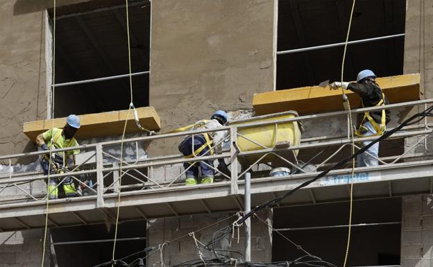 El alza de los materiales y el euríbor paralizan decenas de promociones de viviendas en las islas
