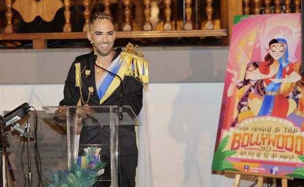 «¡Yo no soy un chiste!», le dice Adolfo, pregonero del carnaval, a Los Chancletas