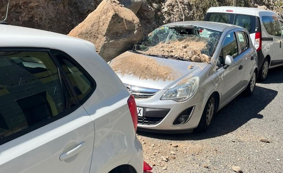 Una roca cae sobre varios vehículos en San Roque