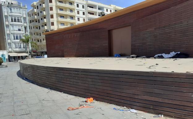 Suciedad carnavalera en el parque Islas Canarias