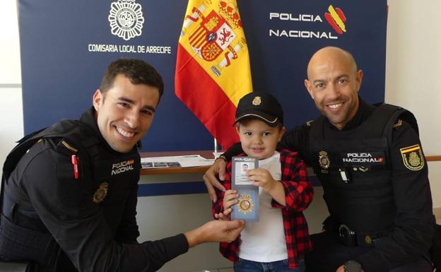 Agentes de la Policía Nacional reciben al niño al que salvaron de una parada cardiorrespiratoria