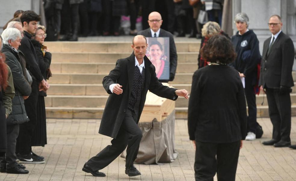 El marido de Agnès Lassalle, asesinada por un alumno en Francia, se despide de ella bailando