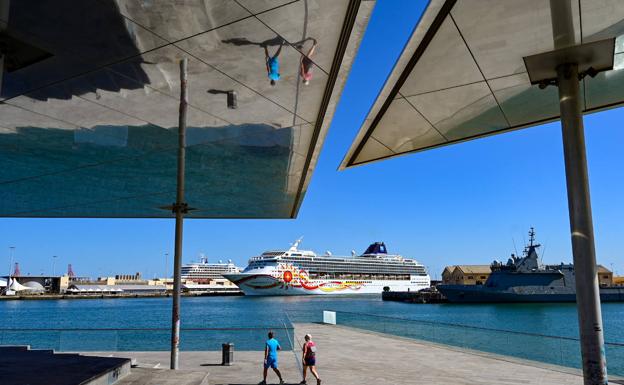 La capital grancanaria recibe a los cruceros Azamara Onward y Renaissance