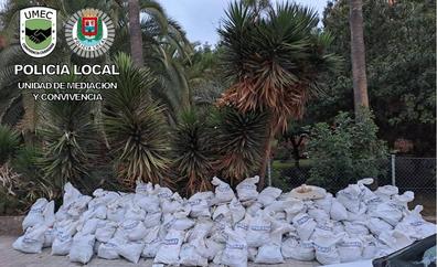 Abandonan más de 200 sacos de escombros en una acera de la Vega de San José
