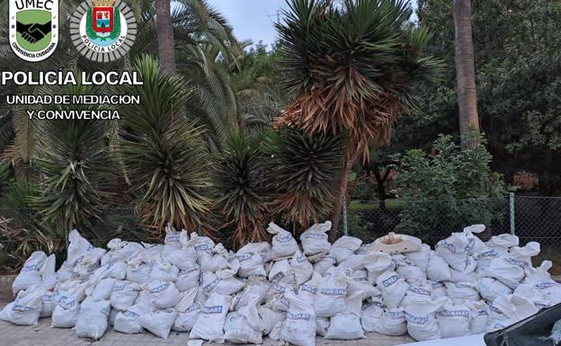 Abandonan más de 200 sacos de escombros en una acera de la Vega de San José