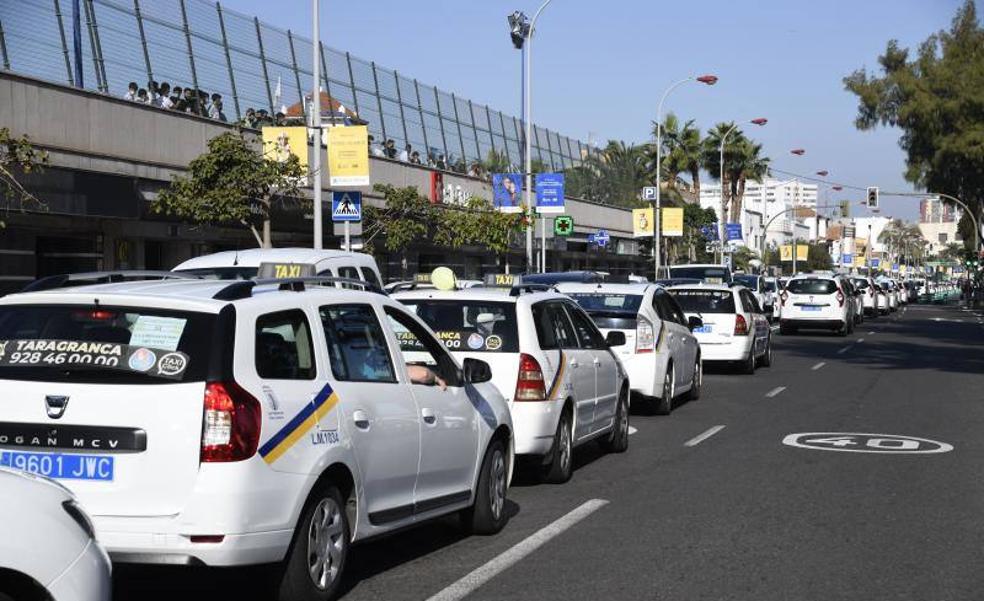 Una caravana de un centenar de taxis exigirá el lunes la subida de tarifas 