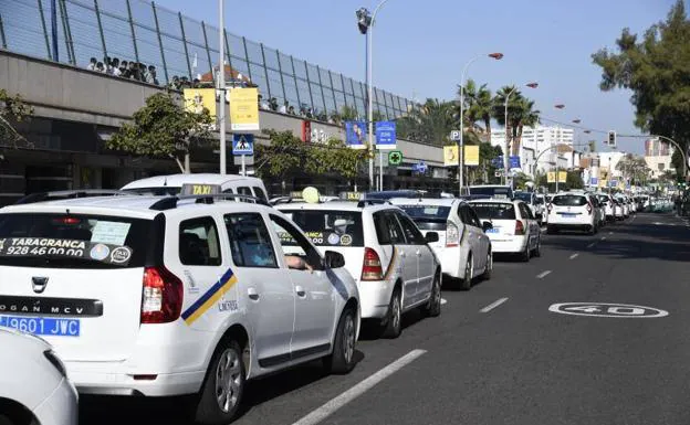 Una caravana de un centenar de taxis exigirá el lunes la subida de tarifas 