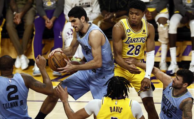 Santi Aldama es un espectáculo: partidazo contra los Warriors