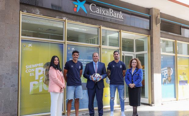 CaixaBank reafirma su apoyo a la UD Las Palmas con una oficina temática en la capital grancanaria