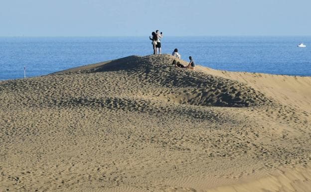 La calima se suma al tiempo veraniego de este fin de semana en Canarias