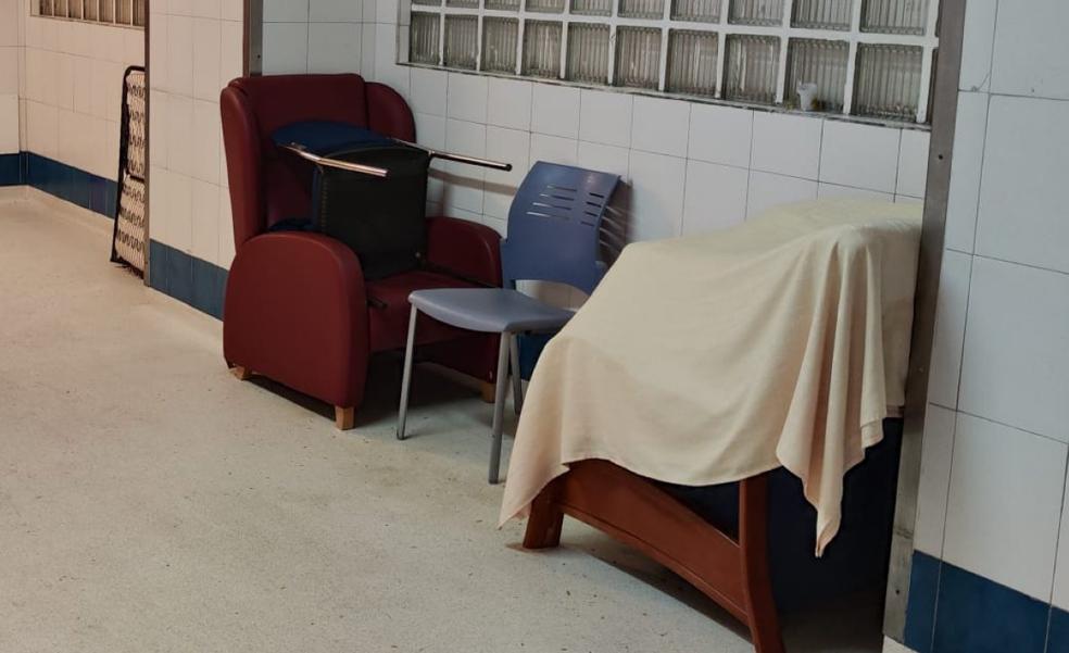 Una anciana vive desde hace dos años en un pasillo de El Pino para estar con su hijo