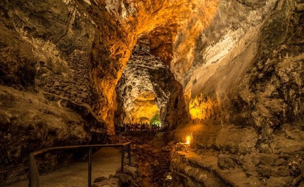 'Insólita Cueva de los Verdes', a expensas de los permisos finales