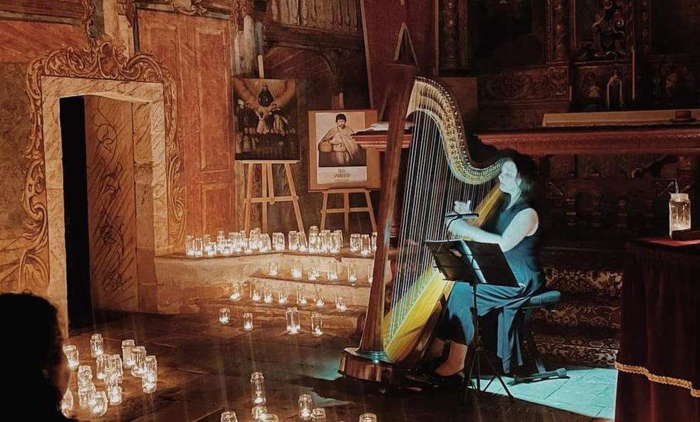 Música de arpa y luz de 200 velas en la ermita de Ampuyenta