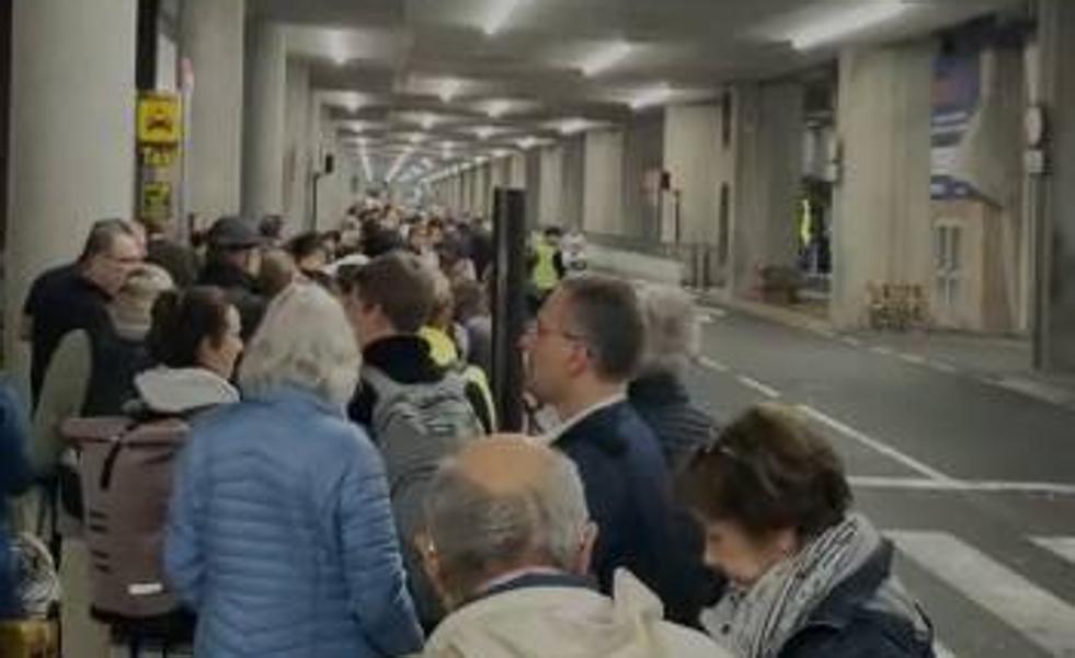 Esperas de hasta dos horas para coger un taxi en el aeropuerto