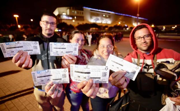 Locura por las entradas para el derbi: los primeros de la cola llevaban desde el domingo por la noche en el estadio