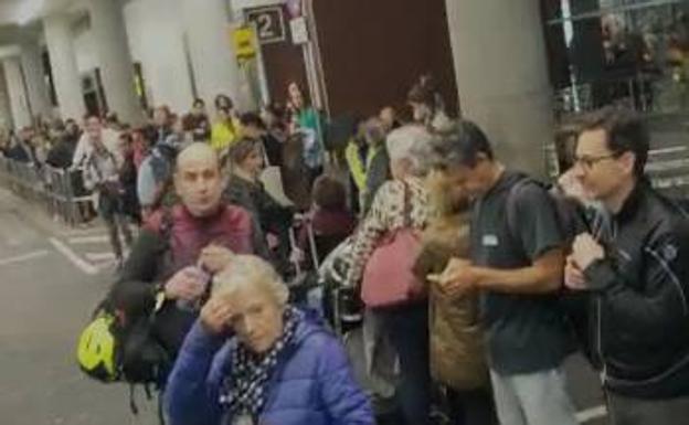 Las colas para coger taxi en Gando, por cancelación y desvío de vuelos