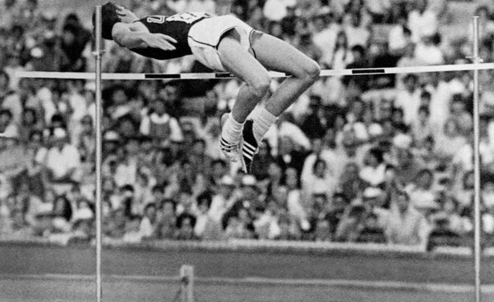 Adiós a Dick Fosbury, el atleta que revolucionó el salto de altura